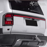 Bisel LED stop puerta trasera Prado LC250 instalado, detalle de día - Importoyota