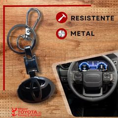 Llavero de metal con aro y gancho de logotipo en fondo negro