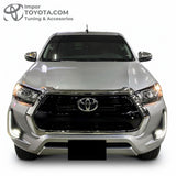 Toyota Hilux Revo con persiana cromada instalada - vista frontal