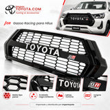 Detalle persiana GR Hilux: malla tipo panal, acabado negro brillante, letras TOYOTA e insignia GR Sport