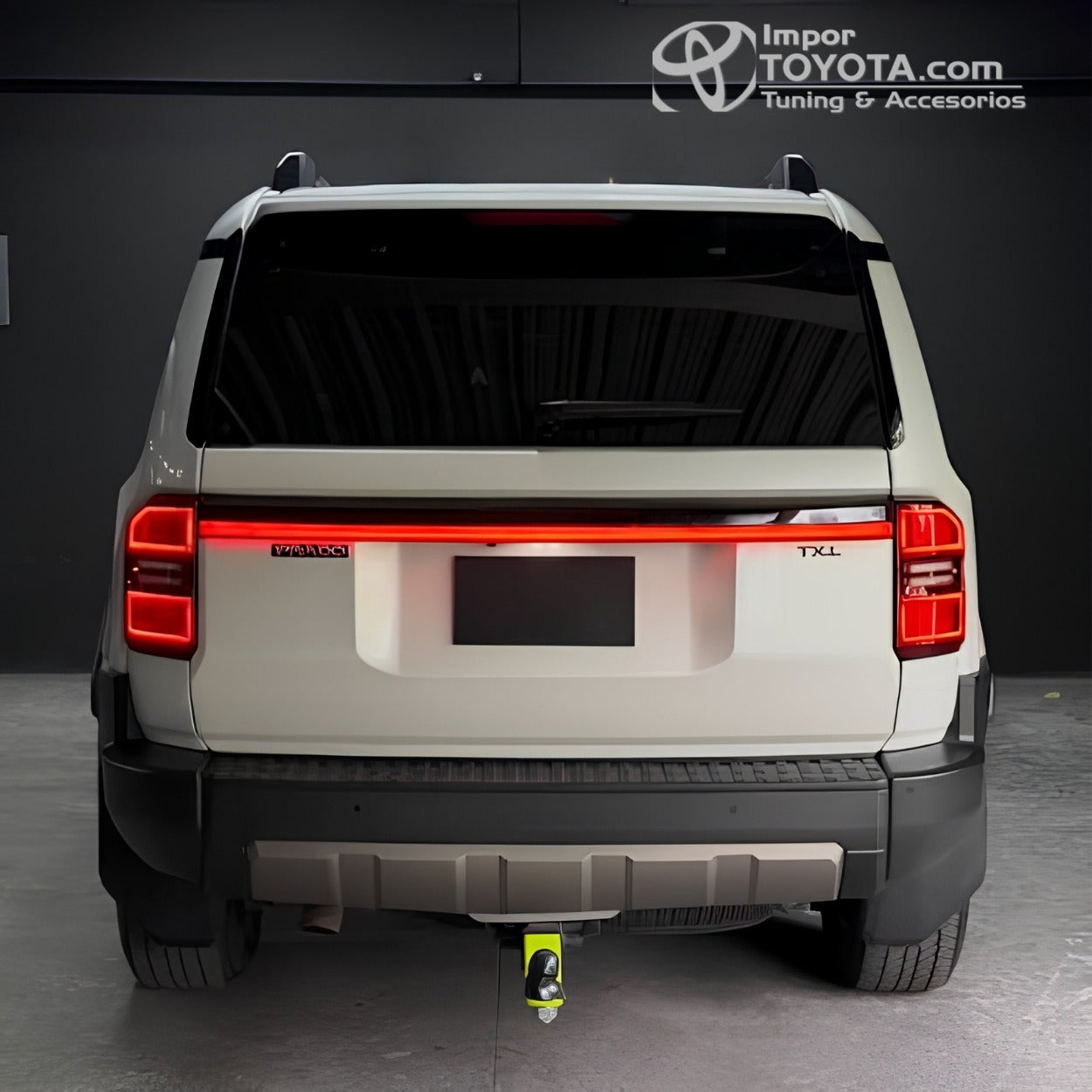 Toyota Prado LC250 con bisel LED stop encendido, vista trasera - Importoyota