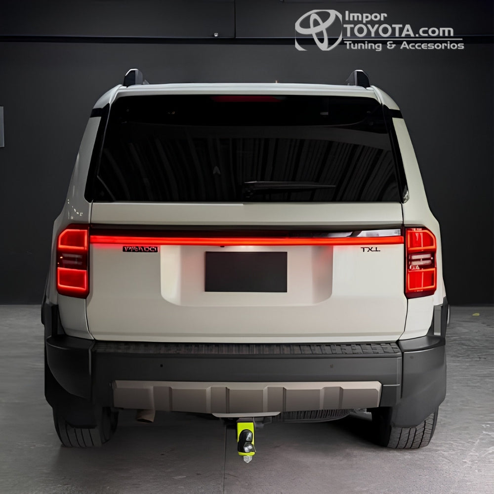 Toyota Prado LC250 con bisel LED stop encendido, vista trasera - Importoyota