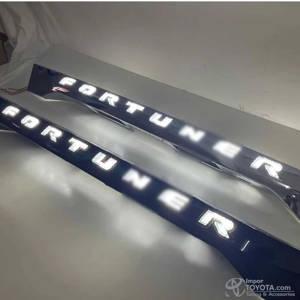 Bisel LED TRD para puerta trasera Toyota Fortuner 1era serie