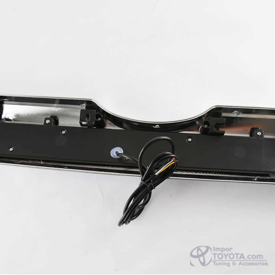 Bisel LED  para puerta trasera Toyota Prado 2018-2024