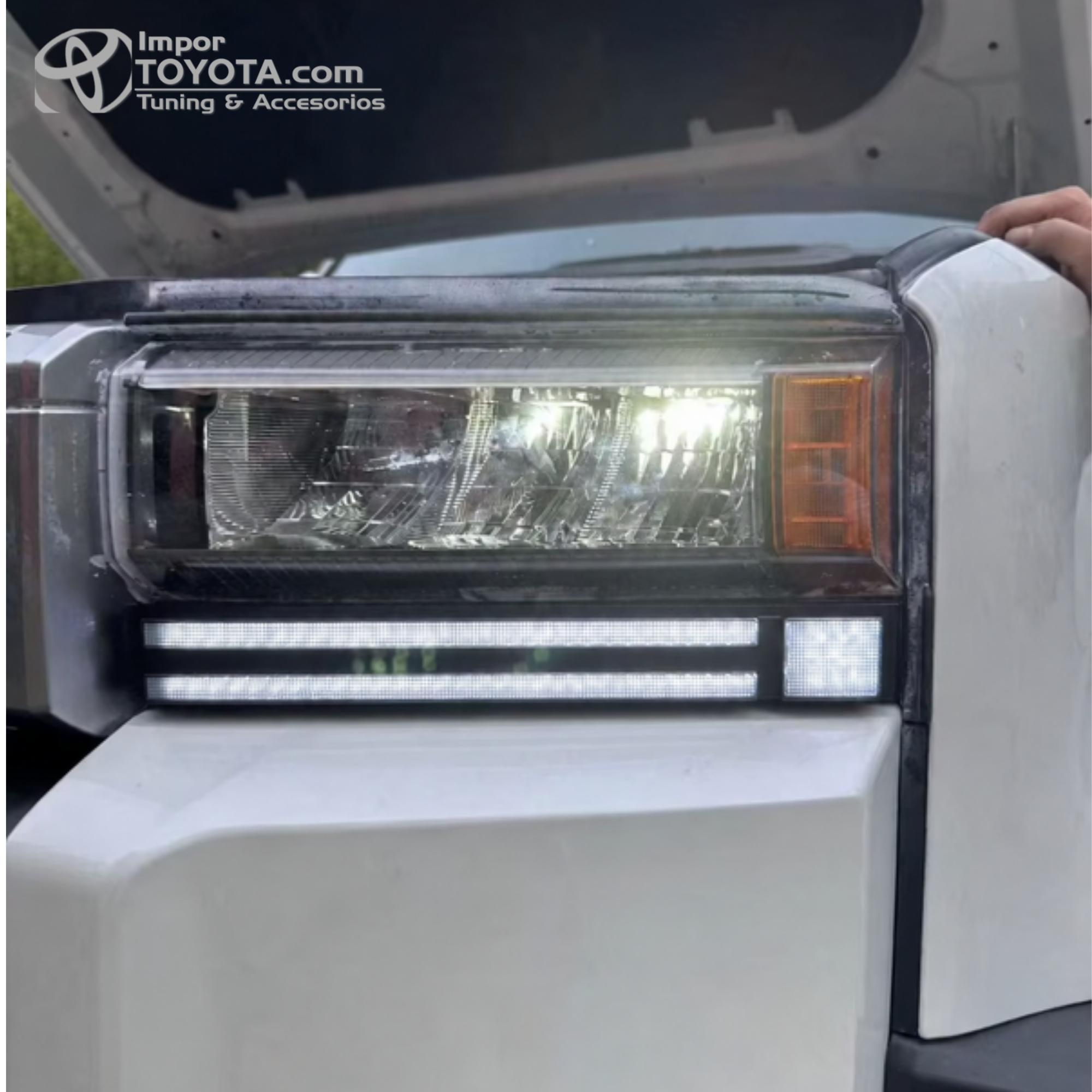 DRL doble línea instalado en Toyota Land Cruiser Prado LC250 - luz blanca de día - Importoyota Colombia