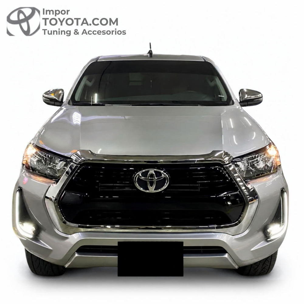 Toyota Hilux Revo con persiana cromada instalada - vista frontal