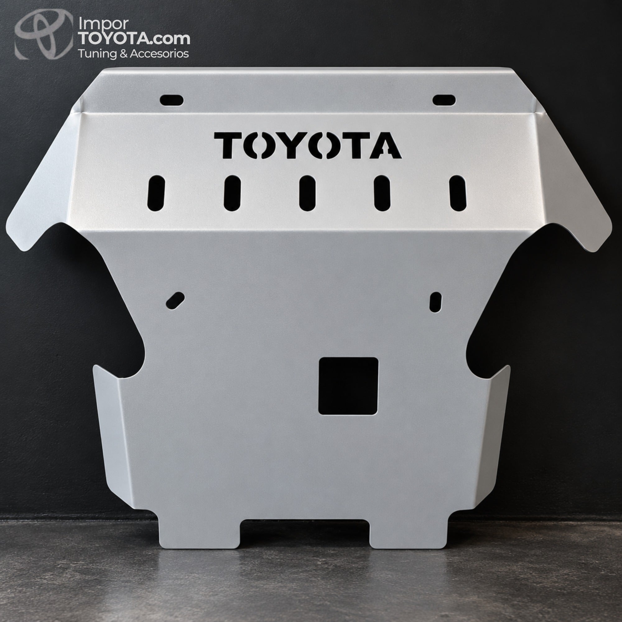 Protector de cárter pechera Toyota acabado plateado - vista frontal - Importoyota Colombia