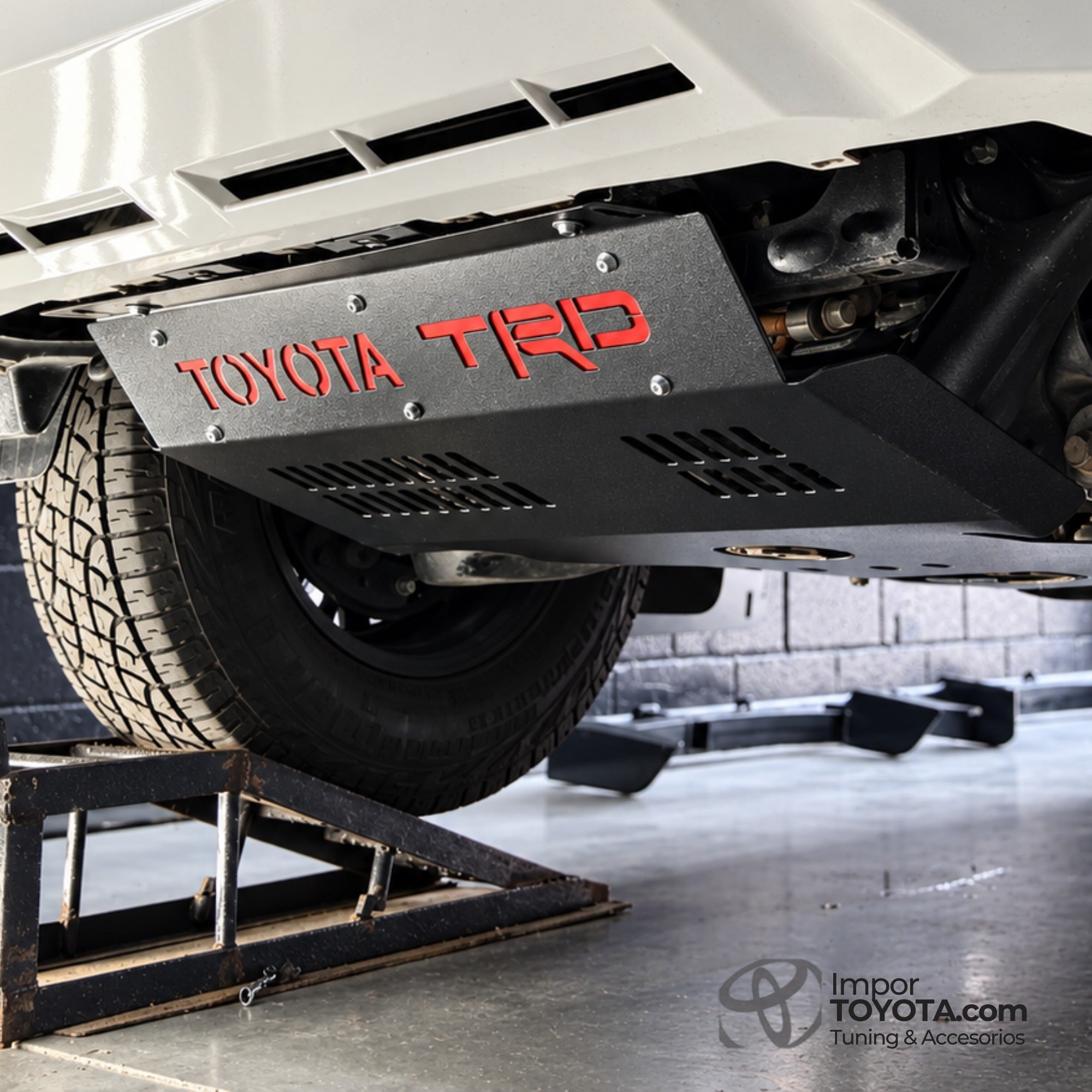 Protector de cárter pechera Toyota TRD instalado - vista lateral - Importoyota Colombia