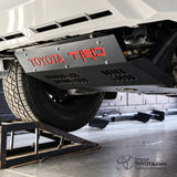 Protector de cárter pechera Toyota TRD instalado - vista lateral - Importoyota Colombia