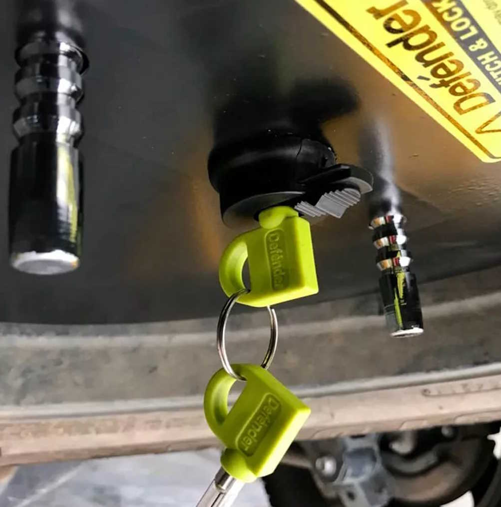 Seguro para llanta de Repuesto marca Defender