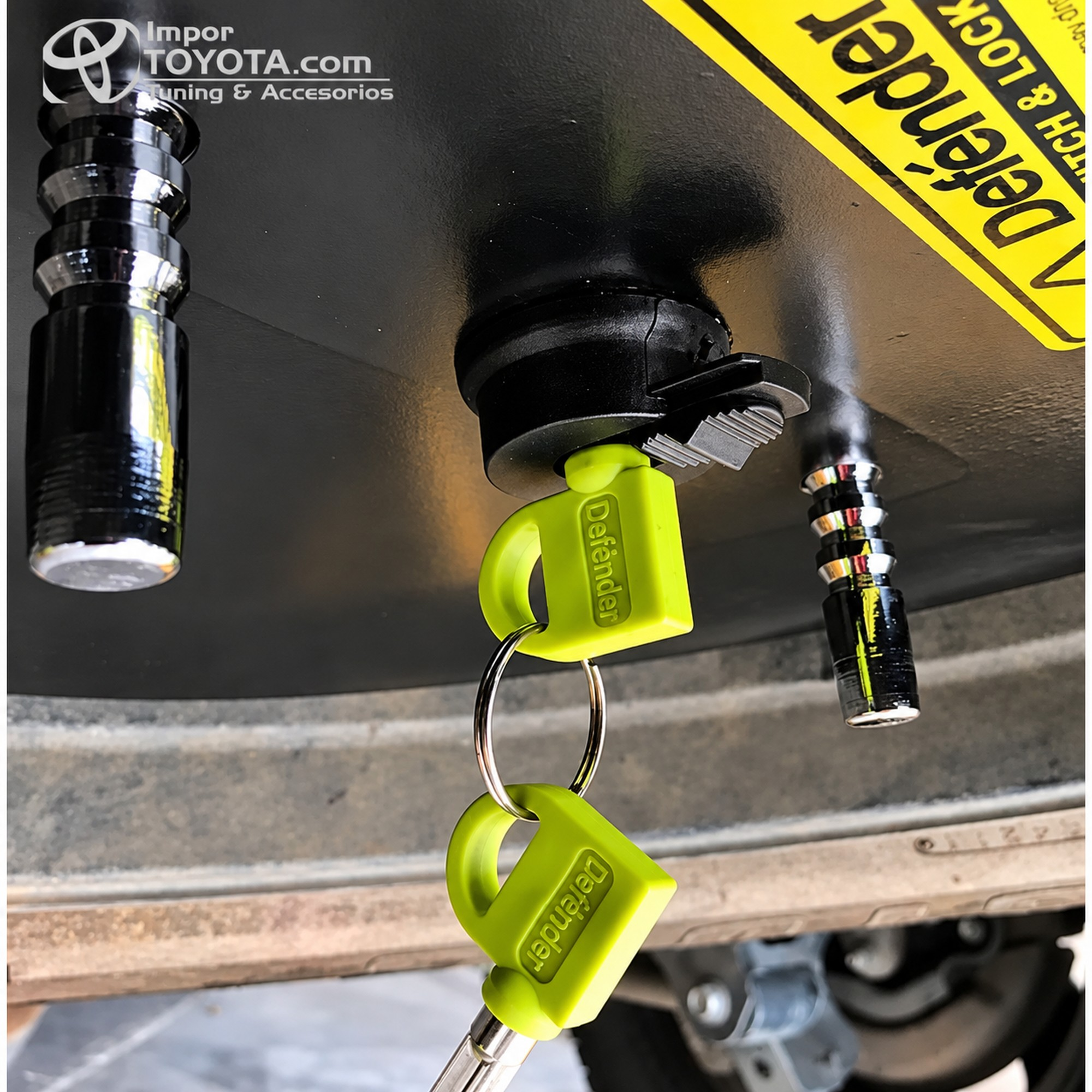 Seguro para llanta de repuesto Defender - detalle de cerradura con llave - Importoyota Colombia
