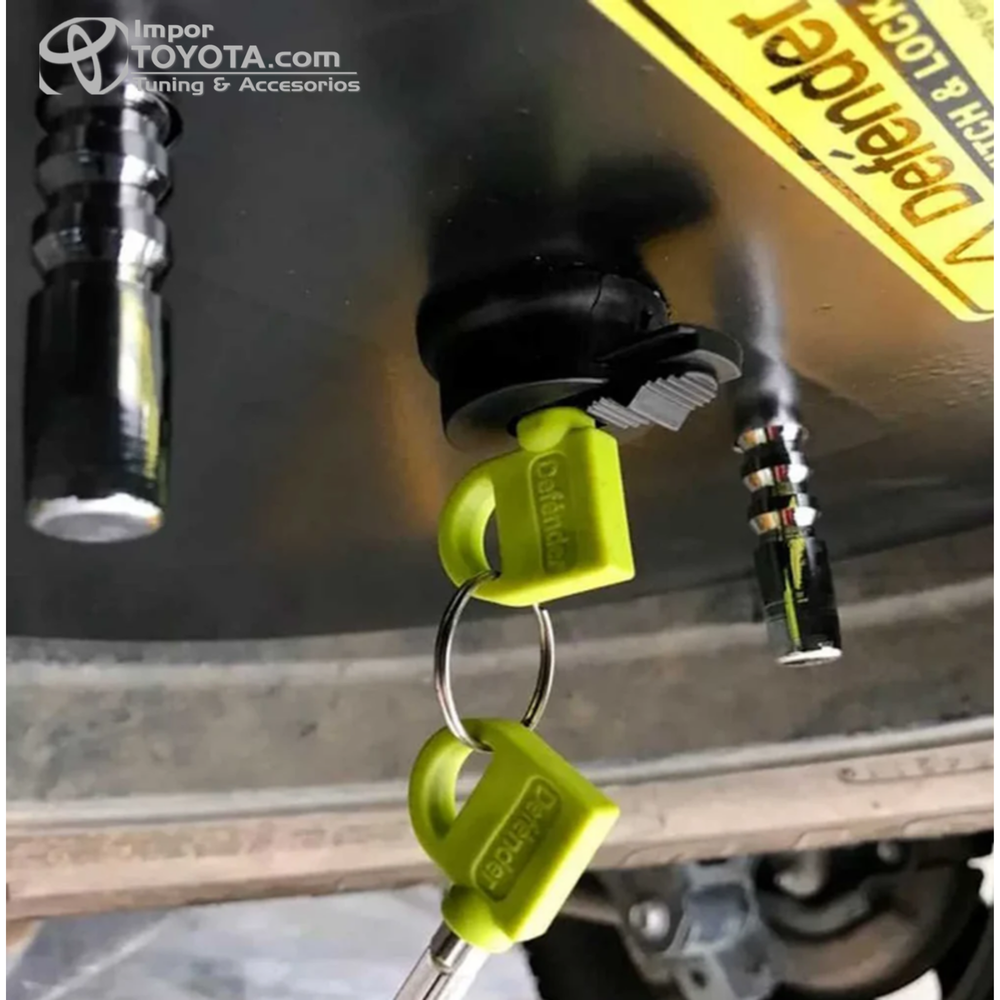 Seguro para llanta de repuesto Defender - detalle de cerradura con llave - Importoyota Colombia