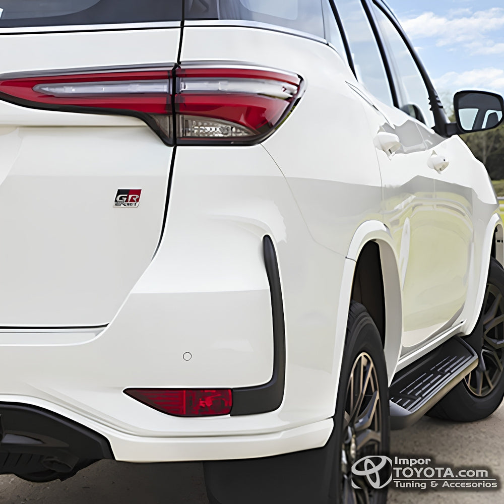 Detalle trasero Fortuner GR Sport 2024 con emblema GR, stop y bomper - transformación Importoyota